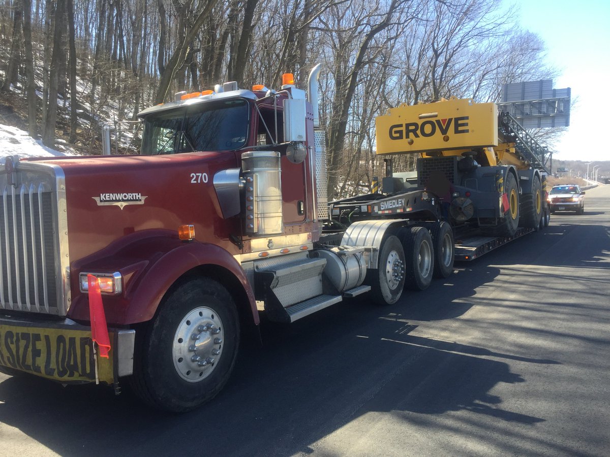 CSPTrafficUnit's tweet image. E/B I-84 X 25A, vehicle stopped hauling 100K of crane, with a chain rated to secure load of 30K.  Would not have turned out well if the chain broke and the load came off the bed!
