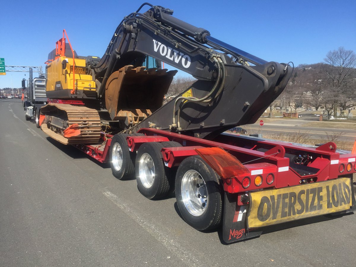 CSPTrafficUnit's tweet image. Deja Vu all over again.  This time, W/B I-84 X 23, vehicle stopped hauling 80K of excavator, with a chain rated to secure load of 29K.  C'mon man!