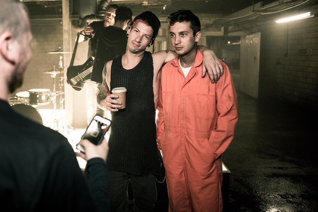 sakata_irgo's tweet photo. Eles foram presos por colocar fogo em um carro #KCA #FavMusicalGroupTwentyOnePilots https://t.co/34she8wLKE
