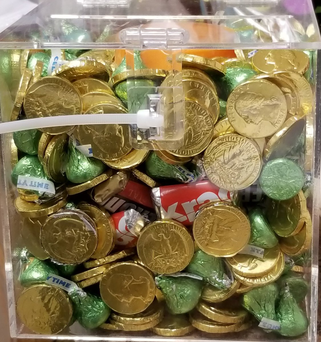 How many gold coins are in the box? Winner gets al the candy. Take a guess for a $1 to support <a href="/HomerFund/">The Homer Fund</a> #isupportTHF <a href="/MeganTorresD305/">Megan Torres</a> <a href="/JasonEidamTHD/">Jason Eidam</a> @Specialty6931