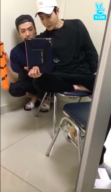 OSHBRASIL's tweet photo. [#TRAD] 18.03.18 - Sehun e Suho durante a live no Vapp
Sehun: Oh! Tem realmente muitas pessoas assistindo! Não é assim quando eu faço live no Instagram...
Suho: Talvez porque você faz suas lives as 4 da manhã Sehun
[...] https://t.co/nDVskH81FQ