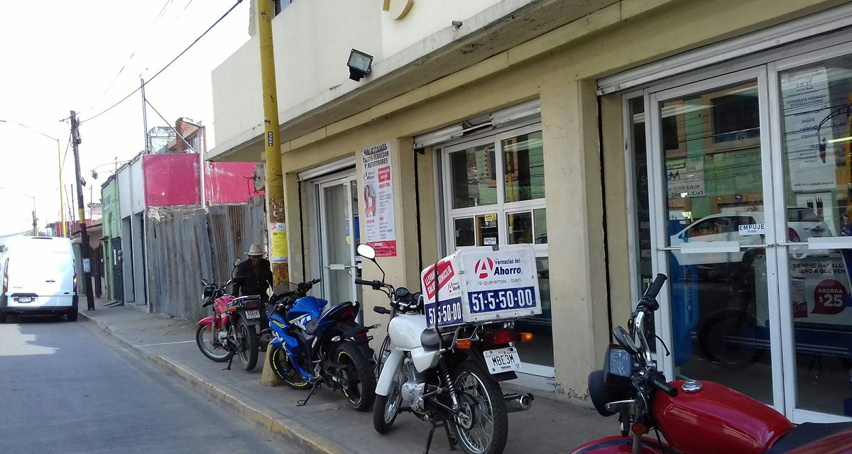 AGUSMARTE's tweet photo. La banqueta es para el peatón @FAhorro , no para las motos. sucursal madero Oaxaca de Juárez, Oax. https://t.co/fzJiD1EHo5