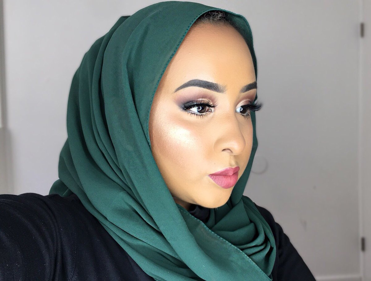 glamwithfatma's tweet photo. BROWS: @ABHcosmetics @norvina1 Dipbrow in DarkBrown #anastasiabeverlyhills 

EYES: @MorpheBrushes 35F 🎨
#morphebrushes 

FACE: @BECCA_COSMETICS Ultimate coverage foundation "Amber"
&amp; Champagne Pop Highlighter 

BRUSHES: @SigmaBeauty 

#MOTD #MakeupMonday #makeupJunkie #mua https://t.co/9V1SpxQbPU