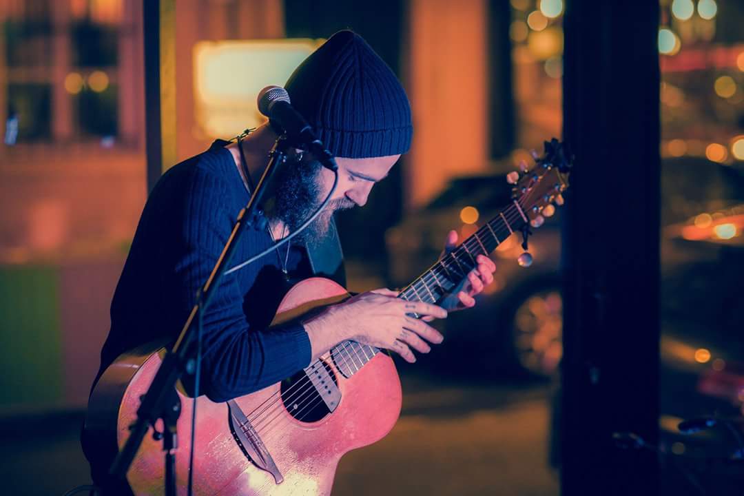 _lacondamine's tweet photo. #Concertdappart n°4 le 23 Mars, retrouvons-nous chez Alfredo pour découvrir ◊ Ash Orphan ◊ multi-instrumentiste autodidacte, adepte du fingerstyle ! Invitation au voyage à travers son univers folk 
⌲ https://t.co/3viL7tnjlb

Billet sur 》 https://t.co/T3ruHNxvGZ https://t.co/fi1q8XlkZ4