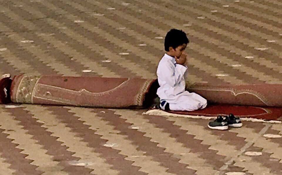 DaleNaif's tweet photo. طالب فـ الصف الأول إبتدائي بمدرسة الإمام عاصم لتحفيظ القرآن .. يتيم الأب ..خرج قائد المدرسة للحوش والمصلى ووجده يدعي بعد الصلاة.. وسأله ماذا تصلي ؟ قال: صليت الضحى وأدعي  لأبي بالجنة وأقابله فيها -د.ن.س https://t.co/ToSovUfvgO