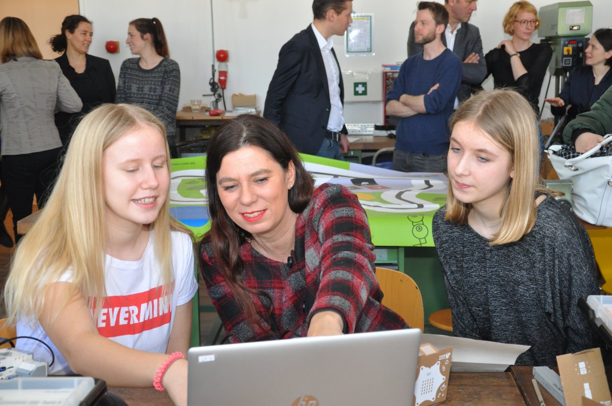 RobertaIAIS's tweet photo. Heute hat die @senbjw mit @FraunhoferIAIS und der @GoogleDE #Zukunftswerkstatt die ersten 5 außerschulischen »Open Roberta #CodingHubs« in Berlin eröffnet. Auch das #eEducation Leitprojekt »@CalliopeMini – #OpenRoberta« geht in die Verlängerung. Infos: https://t.co/5hFiMo7R5q https://t.co/GRYCgy0OEh