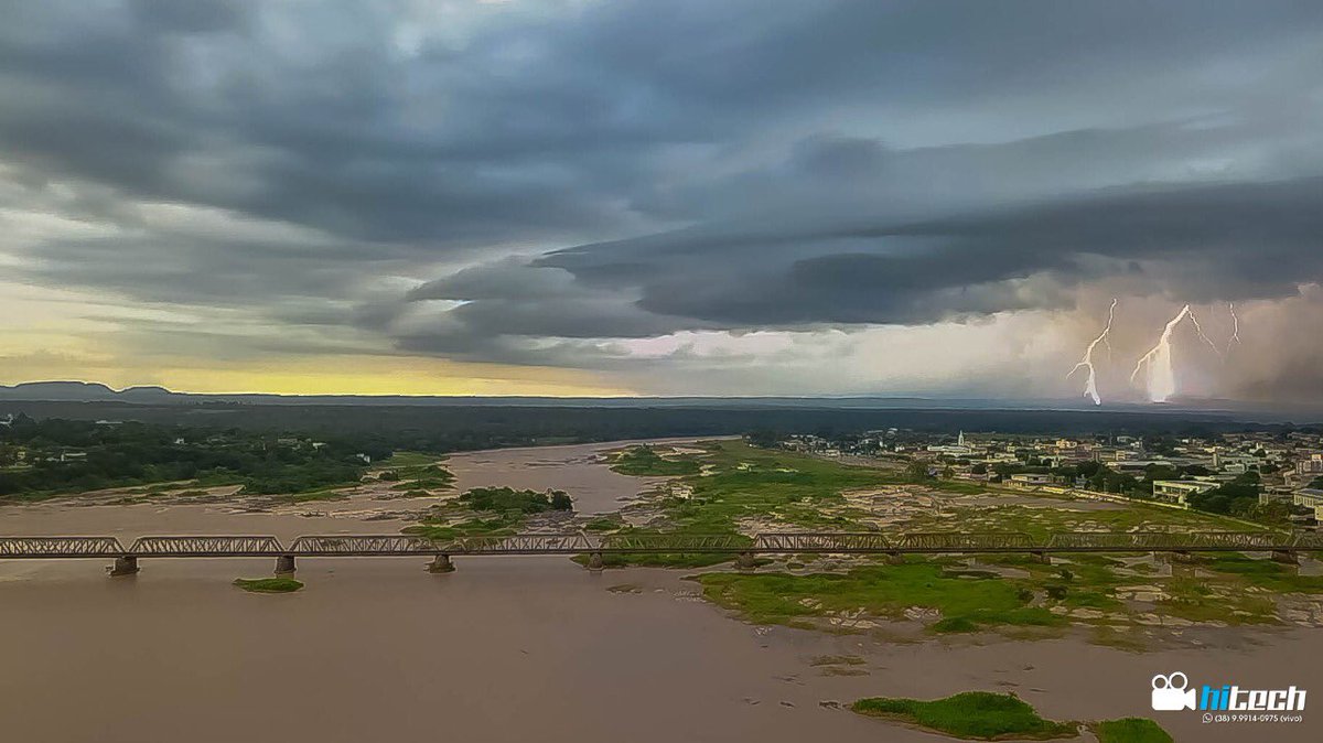 HiTechVideos's tweet photo. No momento certo. #fotografeotempo #jornaldaband #clima #rain #thewaterchannel #drones #dji #djimavicpro #mavicpro #photography #photooftheday #brasil #dronestagram https://t.co/xsihHutg3l