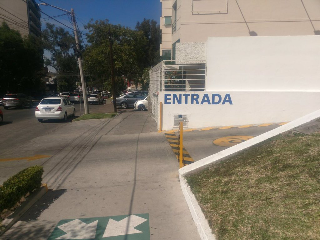 GdlMovilidad's tweet image. La tarde de ayer estuvieron supervisando la zona los agentes de movilidad. Saludos.