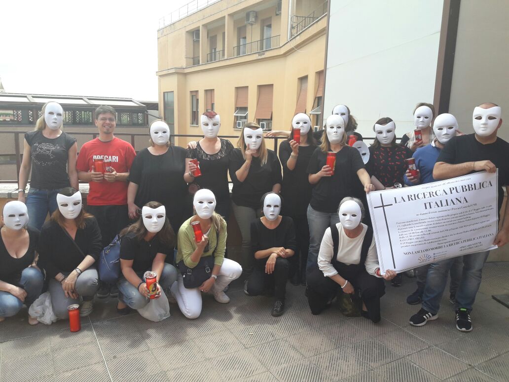 MyNameIsMaGa's tweet photo. Since #maggio2017
La lotta @PrecariUnitiCNR per #stabilizzazionePrecariCnr continua
Dopo #10mesi #nullaècambiato #stufidiaspettare
Domani presenti al #CDA #CNR per rivendicare nostro #dirittoacquisito: #stabilizzazione grazie a legge @mariannamadia
#bastaprecariatodistato https://t.co/397GGa6oRo