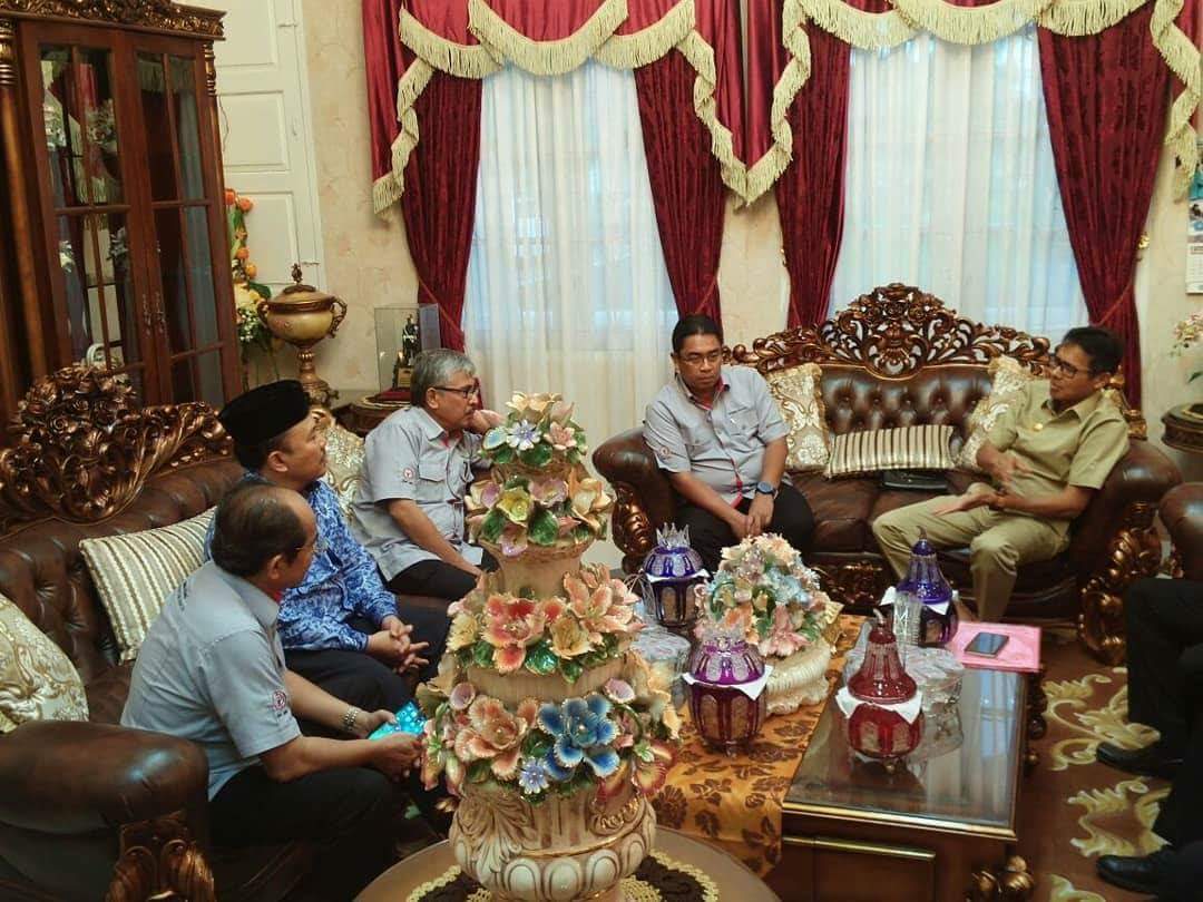 19 mar 18 sore. Menerima audiensi Manajemen Semen Padang yg dihadiri Komisaris Prof. Werry Darta Taifur &amp; Bpk Khairul Jasmi. Bpk Yosviandri (Dirut), Bpk Firdaus (Dir. Produksi), &amp; Bpk Tri Hartono Rianto (Dir. Keuangan).