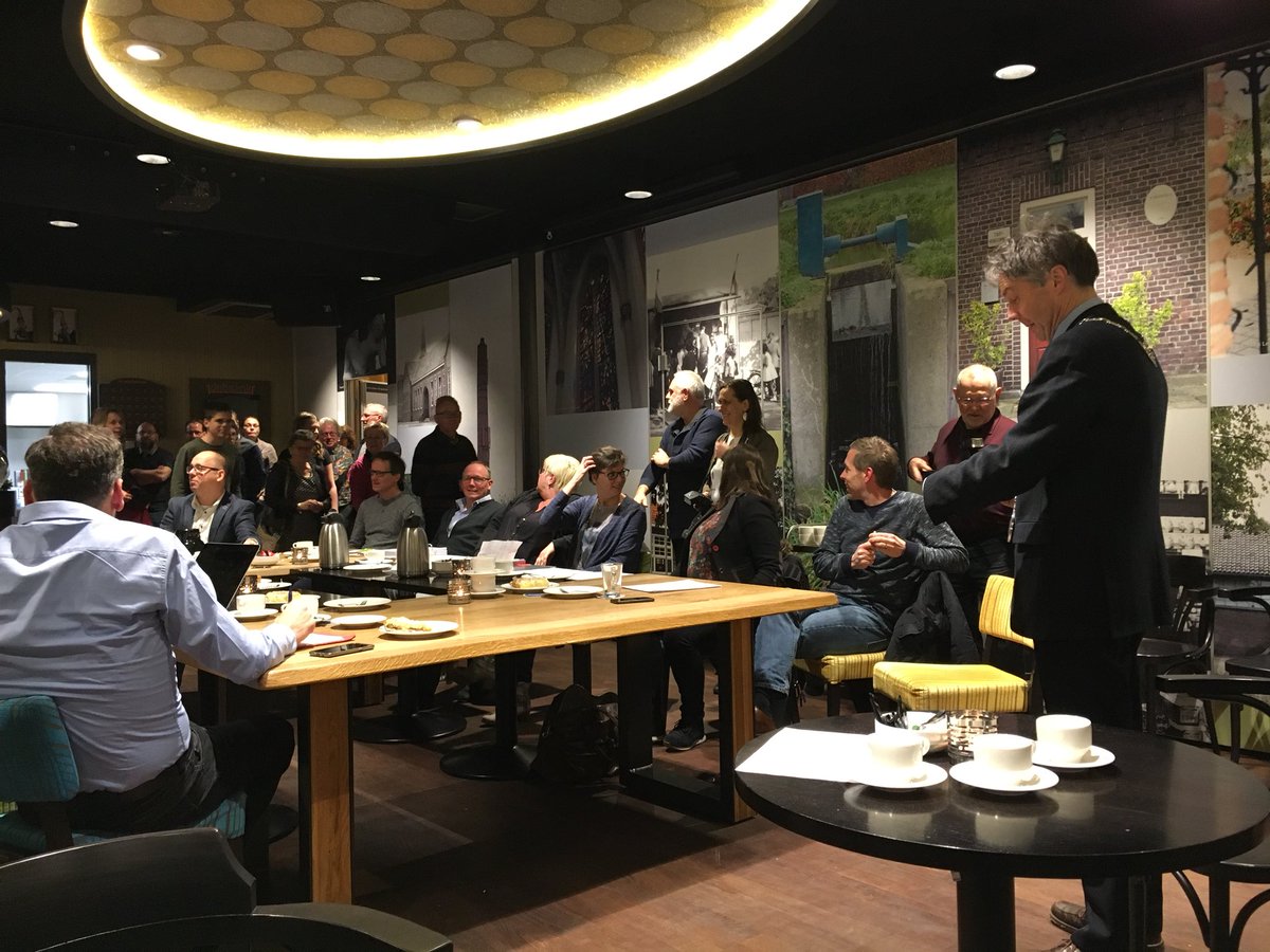 61Guus's tweet photo. Scheidend voorzitter dorpsraad Leunen Jeroen vd Leur wordt door burgemeester Gilissen onderscheiden met de bronzen penning. https://t.co/hIvAFnE44L