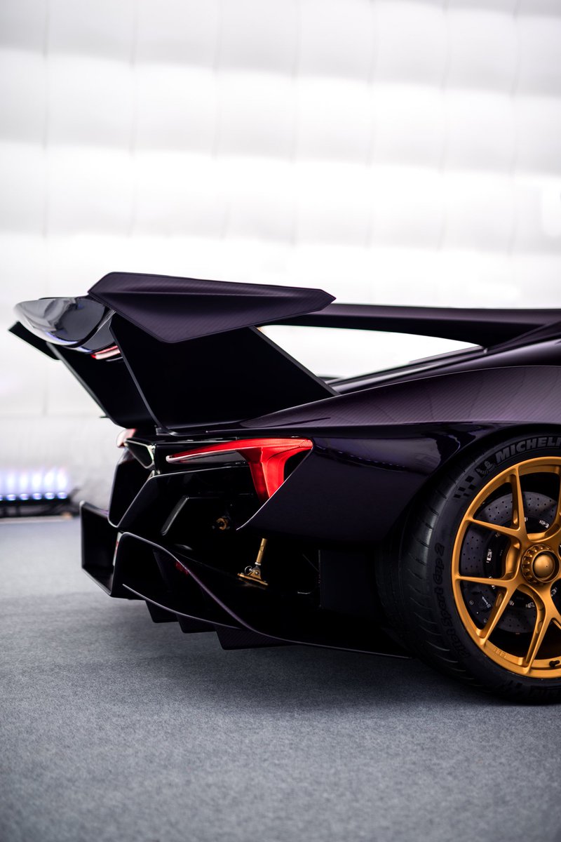 maxzappolino's tweet photo. Is this largest wing on a road-legal car? @ApolloAutomobil #FINDTHEIE https://t.co/93c3pw4VGN