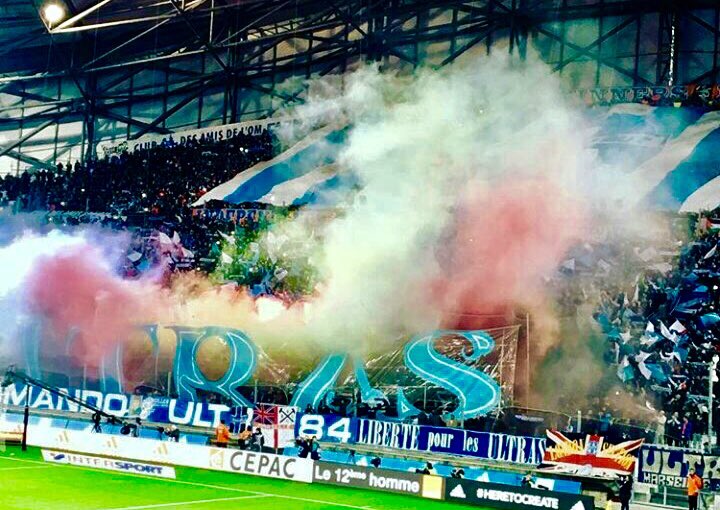 VGCU84's tweet photo. Retour en image sur #OMLyon, virage sud en feu et Bonne mère en statue de la #LibertéPourLesUltras. #BadBoysDeMarseille #OM 🔵⚪️🔥 https://t.co/NnqDaiYmxE