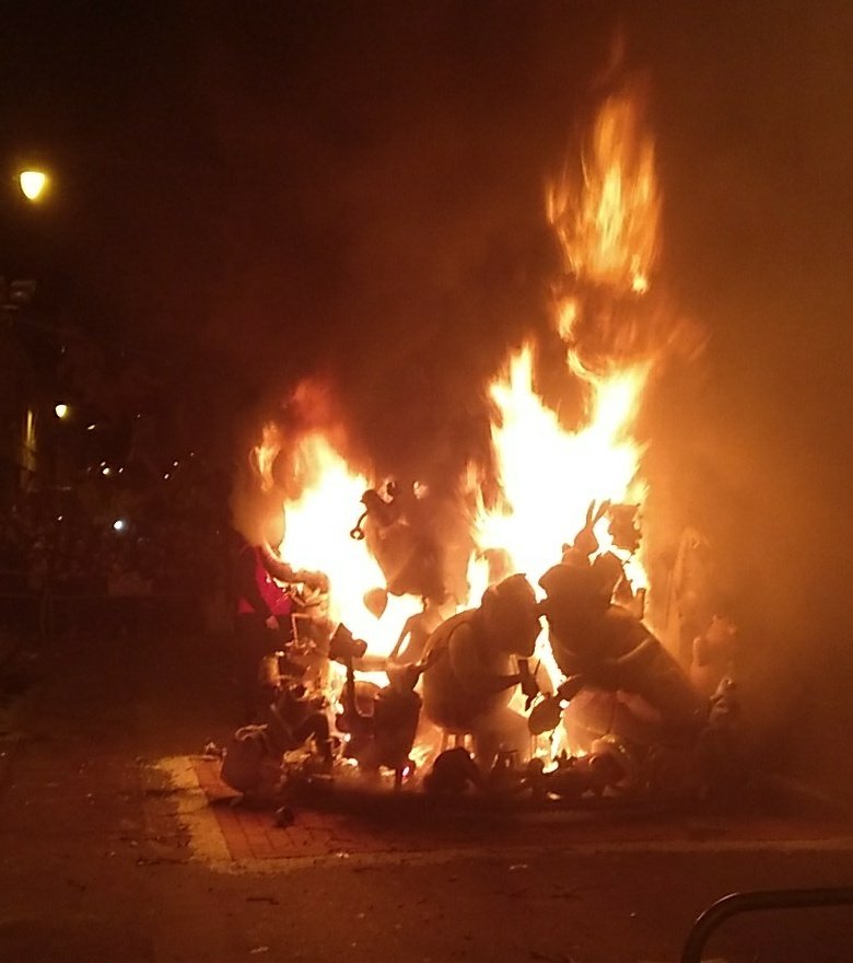 Imaginarium ja es història. Nostra falleta guardonada amb el segon premi de secció especial ja es troba envoltada en flames. Gràcies <a href="/FdBLC/">Borja Lorente</a> per fer-nos somniar 😍 #crema18