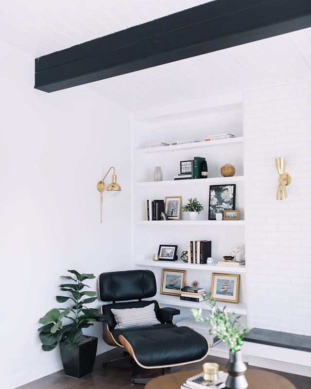 The Riley &amp; Kai sconces from Mitzi by Hudson Valley Lighting are a perfect pair in this light and airy space designed by @inspiredbylynne 🌿| 📷: @traceyjazminphoto 📷: @largerthanlight #mymitzi #hudsonvalleylighting