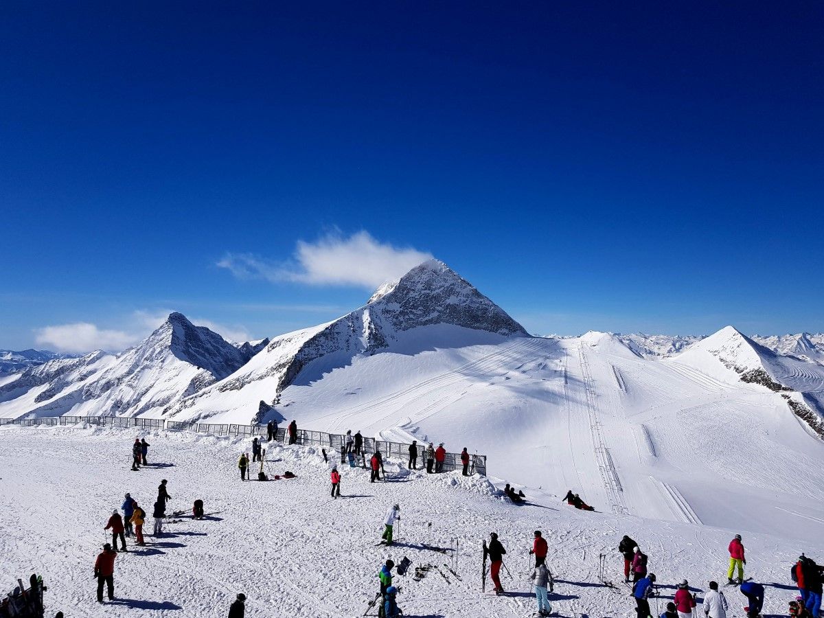 sunandsany's tweet photo. Снежни приключения в долината Цилертал, Австрия https://t.co/9DVDjTqbKz #snowboarding #zillertal https://t.co/cA7pTllnAW