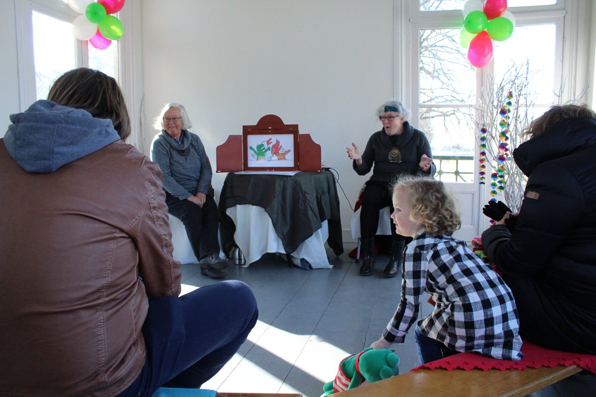 ArtcampTytsjerk's tweet photo. Fertellendeweis-Wereldverteldag in Park Vijversburg.
Wasim Hussein and Imani Mchimbwa who came to the Netherlands as refugees, tell about their experience.
https://t.co/uuQPiQ1yec 
#LF2018 #UnderdeToer #DeReis #Tytsjerk #artcamptytsjerk https://t.co/MjamVcom2b