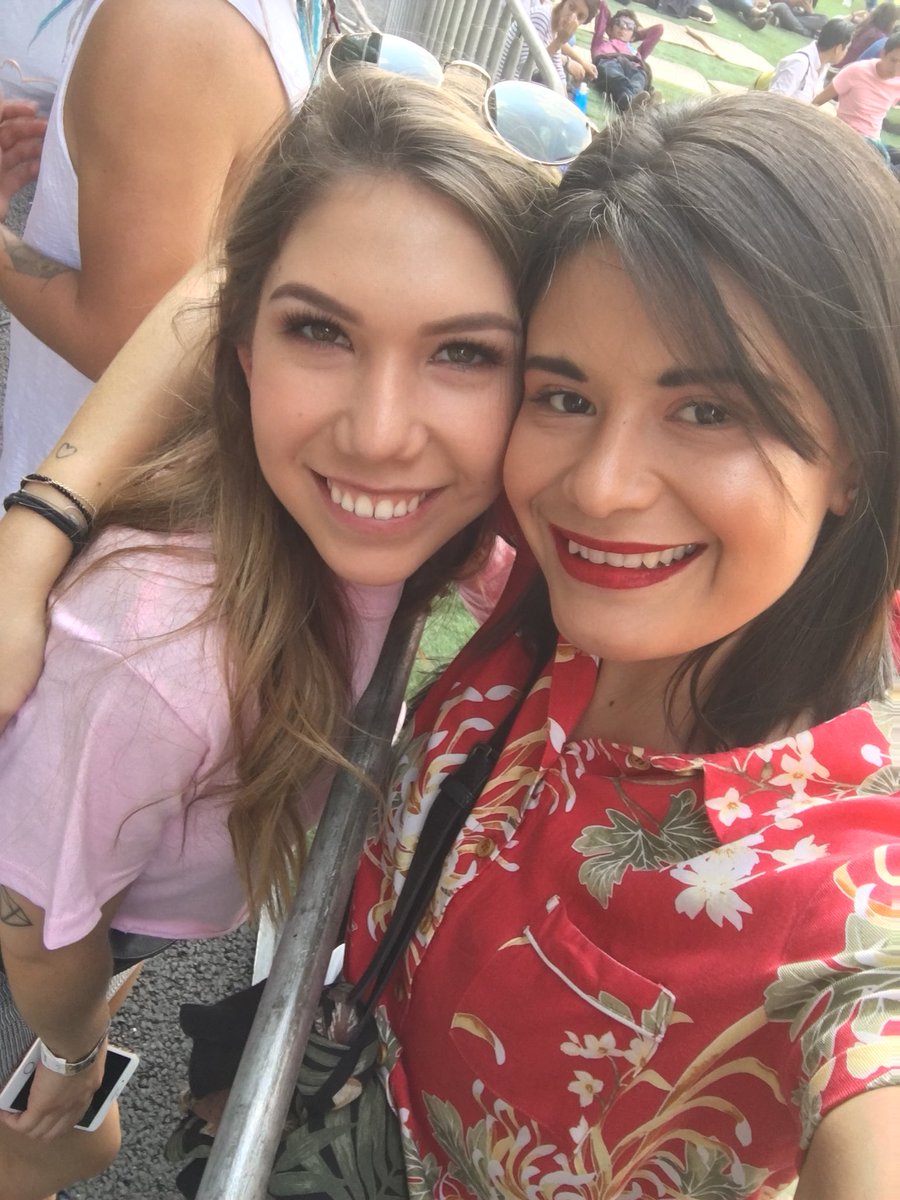 Viianey's tweet photo. Me encontré a @Kloquis 🐩 eres súper linda 🎀 #VLINDIO18 https://t.co/CwxRZi7sUt