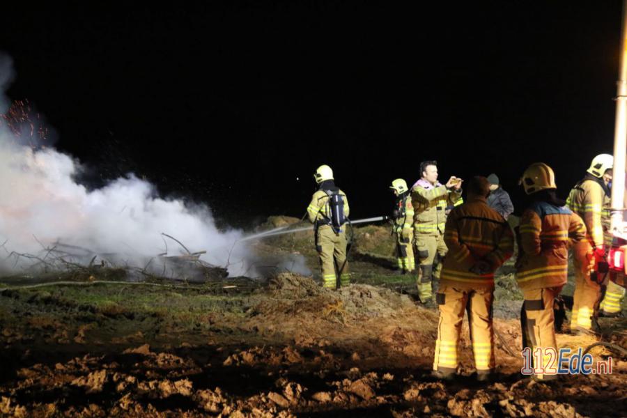🚨 Brandweer blust afvalbrand in weiland aan de Blankespoorsedijk 112.press/QLdkbn #Lunteren #112Ede https://t.co/7i5Ffwmtof