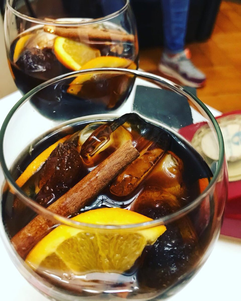 valpogourmet's tweet photo. #VolvamosALosClásicos! Un rico #Vermouth para una calurosa tarde de #lunes 🍹🍹🍹
Junto a los mejores @Piso12Prod https://t.co/zYn93mNcsQ