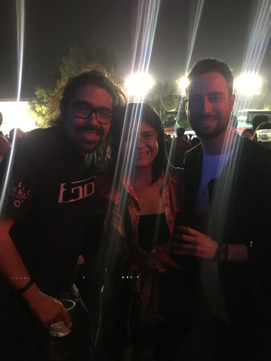 Viianey's tweet photo. Es increíble lo buena onda que son los del tt @korno @Radiohen siempre es un gusto encontrarlos y escucharlos todos los días 🤟🏼 #VLINDIO18 https://t.co/pDzbn5oyYK