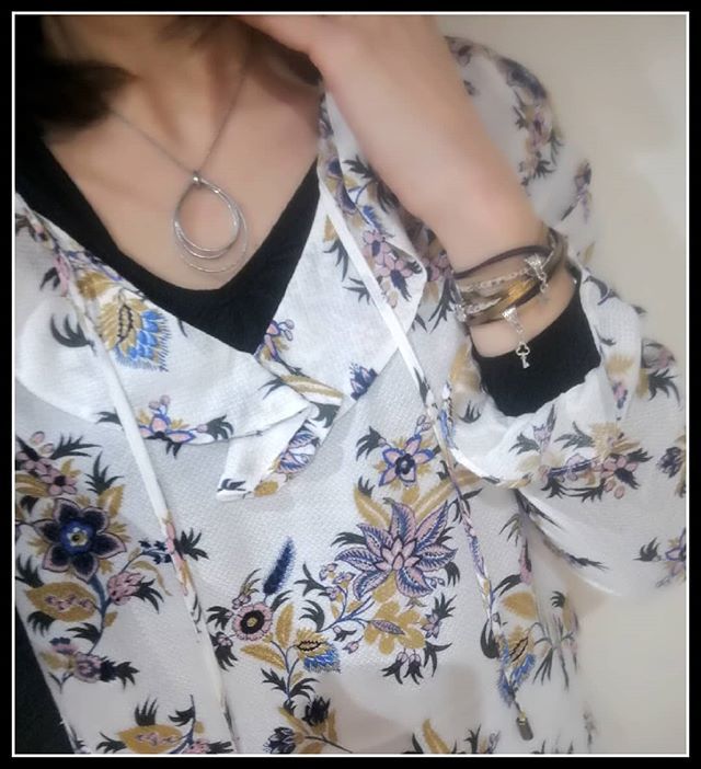 craquagesdelulu's tweet image. Alors j'ai p't'être craqué dans les magasins vendredi (avec une mini culpabilité 🙈) Mais démarrer ma semaine en portant un nouveau vêtement, bah j'aime trop bien 💕
....Pis en plus il suivait au top avec ce #bracelet personnalisé des #initiales de mes… ift.tt/2GK4Mg3