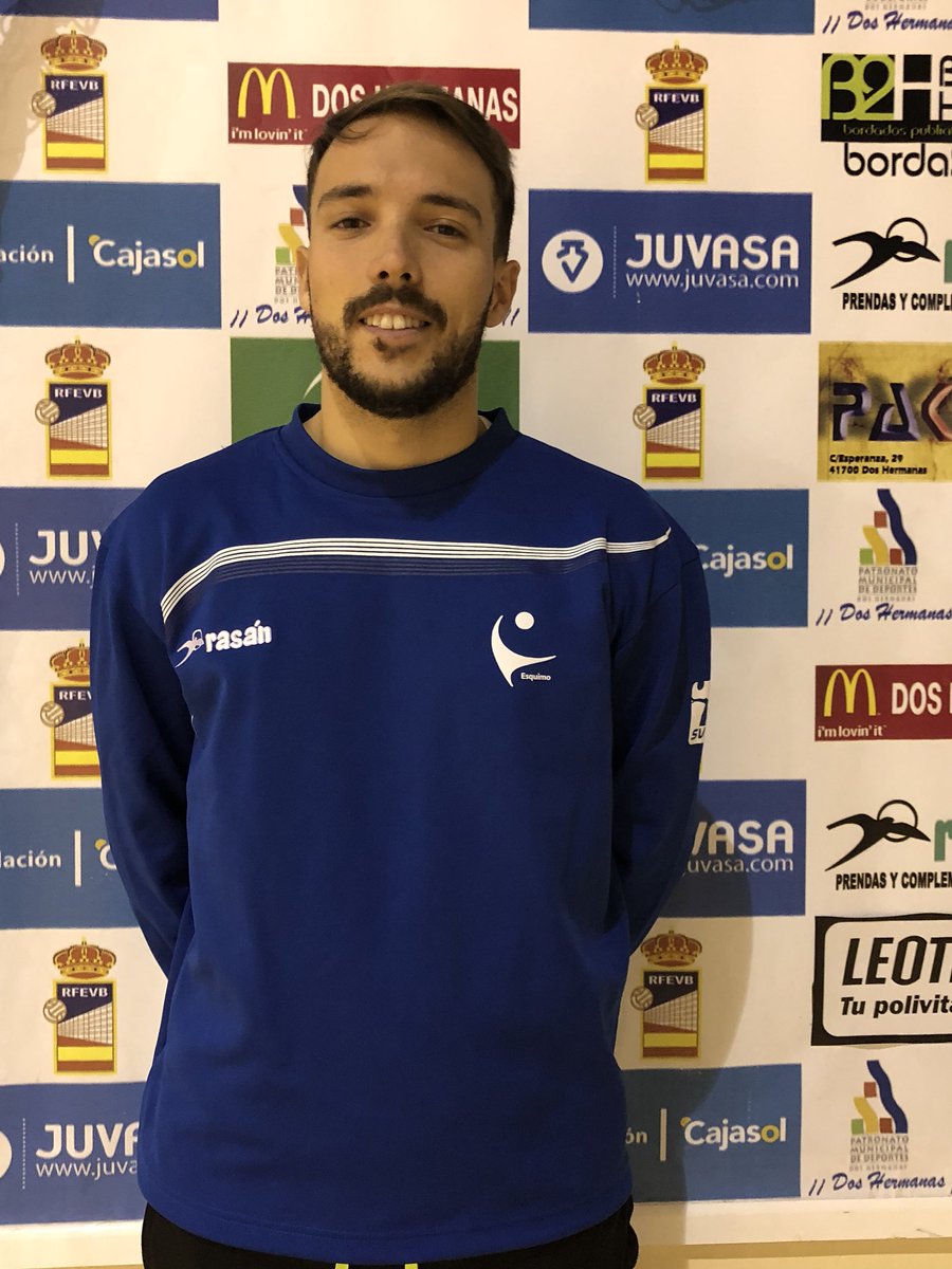 CAVEsquimo's tweet photo. Después de 5 sets la pasada jornada y el entreno de hoy, llego el momento del trabajo a nuestro fisio @Alvaro_Sfp enorme profesional, sin lugar a dudas nuestras jugadoras están “en buenas manos” 🙌 #EsquimoAvanza #LaAcademia https://t.co/eRTUKFhD5I