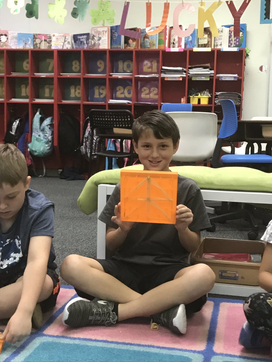 MsLsPeeps's tweet image. What a creative way to make eighths! #cfbmath #kentrocks @KentCardinals