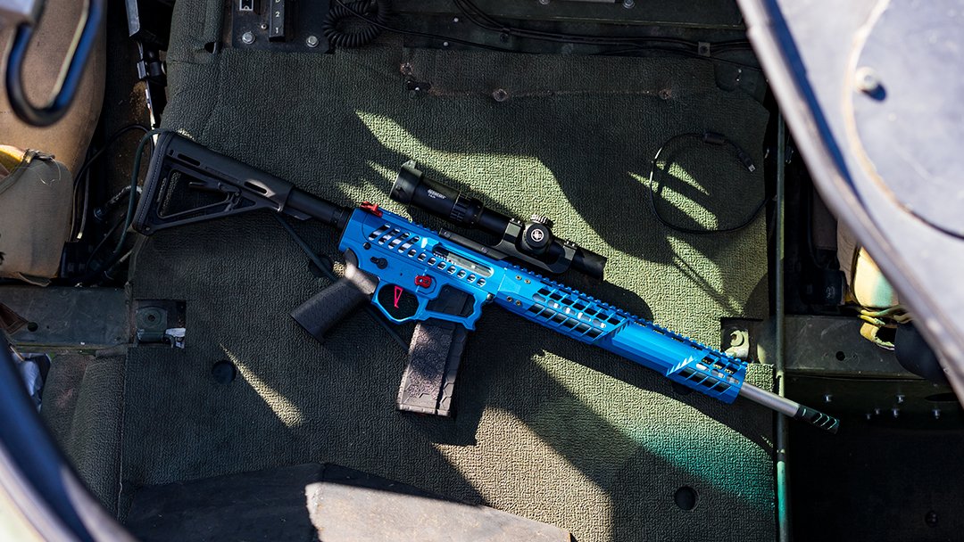 Evike_airsoft's tweet photo. It's Monday! Start your week off right with some sunshine and the upcoming F1 UDR-15-3G! ☀️
🏁What do you think of this ultra cool race-inspired AEG? 🏁 
Stay tuned to our social media and the New Arrivals page on our website for release dates!
LINK: https://t.co/U7YpJPjIor https://t.co/YyTkFtrHZF