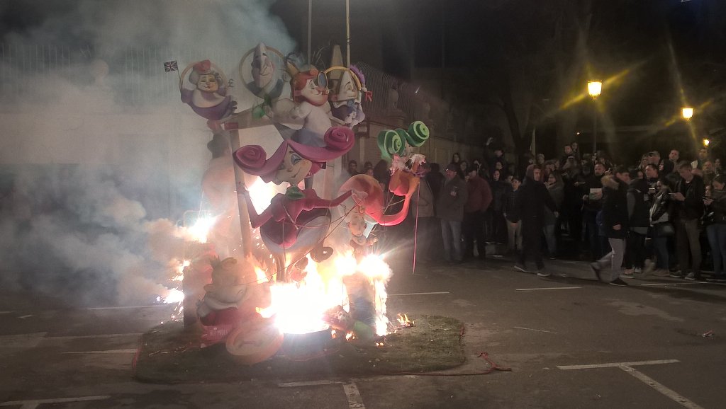 Y como siempre, despedimos unas para comenzar otras. #falles2018 #falles2019 #Valencia #Cremà