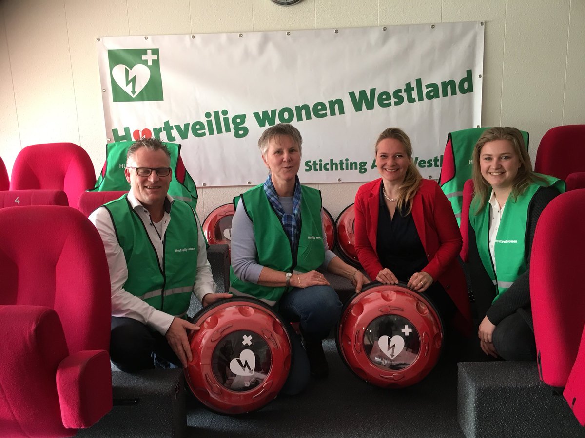 geraldineknaap's tweet photo. Mooie donaties AED Westland. Blij dat ik in de Raad iets heb bijgedragen voor een hartveiliger Westland. Respect voor devrijwilligers! #vvd https://t.co/uIQpLQ1Z4x