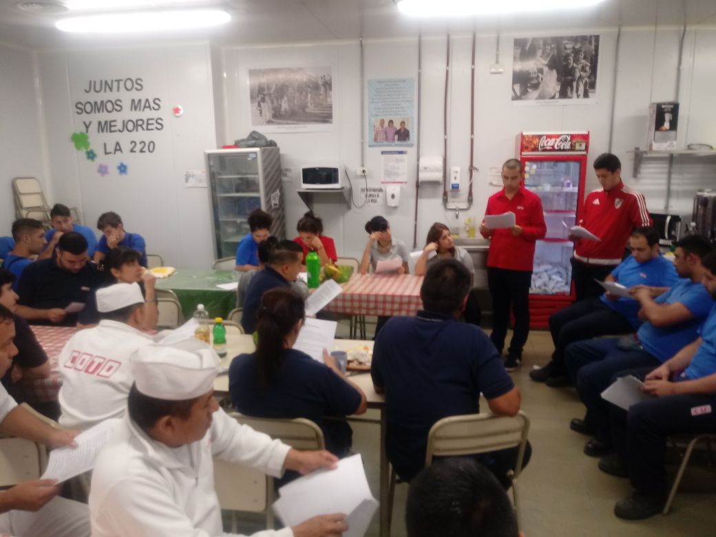 Hoy en la sucursal 220 Somos Barracas arrancamos con las charlas de capacitación para la junta electoral y entrega de material informativo! En el gremio que se viene los trabajadores van a ser los protagonistas <a href="/ckbenavento/">claudia benavento</a> <a href="/CrisBarracas220/">Cristhian Ramirez</a> @RamonMuerzaSEC