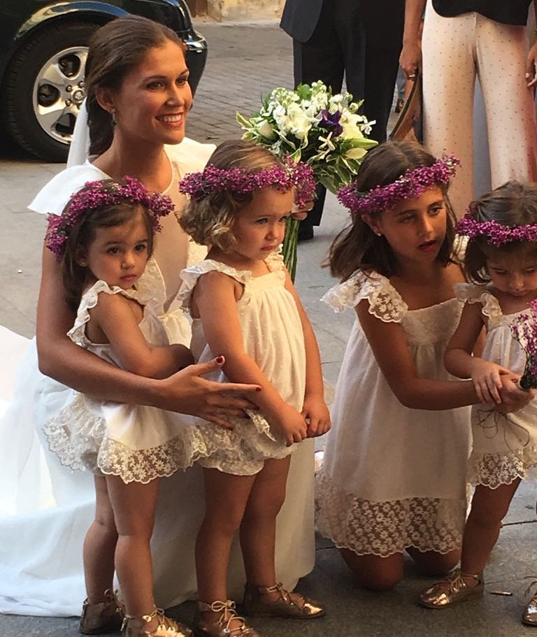 Maravillosa nuestra novia Lourdes y sus damitas con diseños #polnunez

#polnunezsiquiero #novias #diseñadoras #diseño #wedding #weddigdress #bridal #bride #noviasconestilo #noviasconencanto #vestidodenovia #ateliernovias #atelier #fabricadoenespaña #mecaso