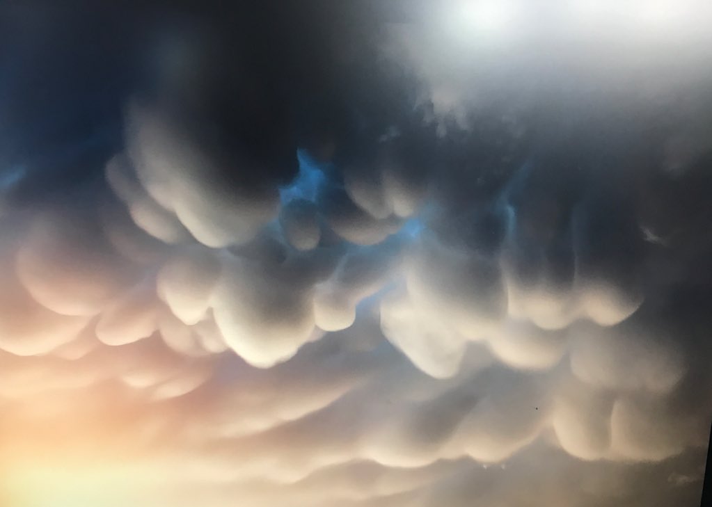DirectorChick's tweet photo. Today I learned about clouds called mammatus clouds, so named because they look like hanging boobs. #SevereWeatherDay #ThingsILearnAtWork #WorkingInTV https://t.co/MQVC8Mgphs