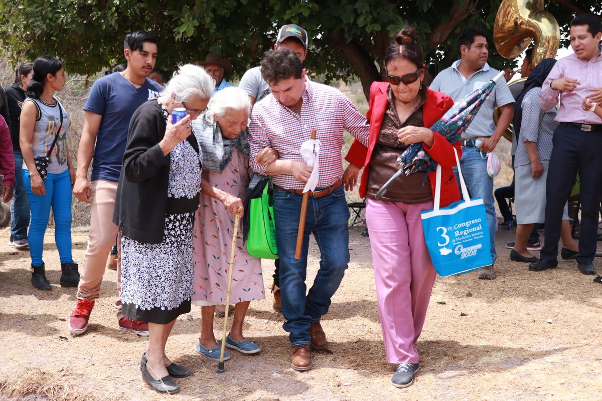 CarrizalVera's tweet photo. En convivencia con mis paisanos y paisanas de La Providencia del municipio de Silacayoapan; la tierra que me vio nacer y crecer y por la que estoy sumamente agradecido. Nuestra región debe seguir creciendo porque unidos podemos sumar fuerzas #UnidosPorMéxico. https://t.co/FHzqKt2vym