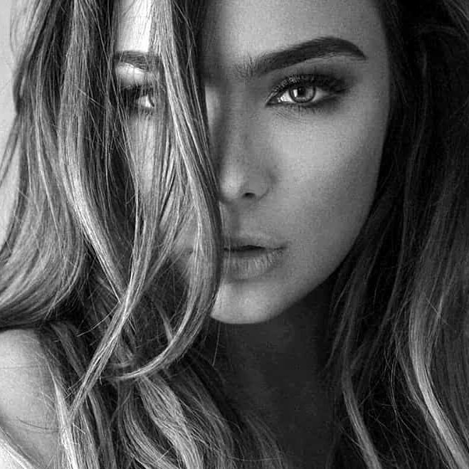 Re___4e's tweet image. قاسية 
عنيدة 
مغرورة 
لا تلين 
إن كنتم تروني كذلك 
فــ لكم ما أردتهم ...

فأنا لا أتقن حيل التودد 
لكي أكسب قلبه أو قلبك
أملك ذاكرة ضعيفة كالأسماك
يسقط منها وجوه واراها النسيان.
#فاتنة_إبريل
#زهرة_البرية