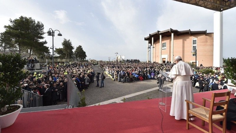 El #PapaFrancisco se mostró feliz de estar en la tierra que vio nacer a San Pío, el lugar donde el santo “oró y reconoció en el pobre la carne del Señor” ow.ly/o4RZ30j2hZQ