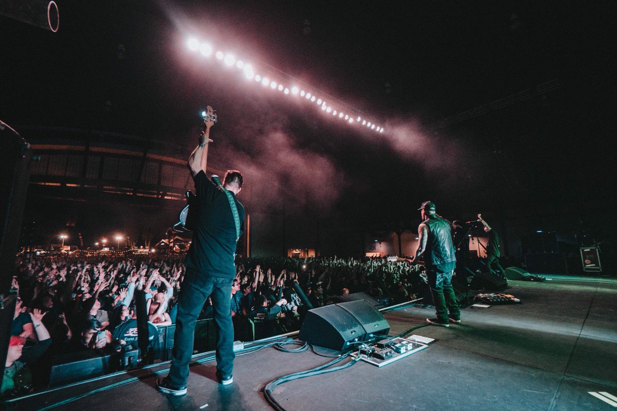 BigPaulThomas's tweet photo. Great seeing @ryanvwatanabe at #MUSINK2018 Thanks for all the sweet pics. Fortunately there was an amazing crowd to help enhance them. β€οΈ. #edenamps #lakland #overdrivestraps #intuneguitarpicks #goodcharlotte https://t.co/nU1oTha6mw
