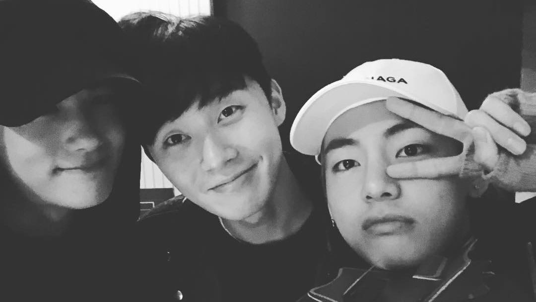 soompi's tweet photo. #ParkHyungSik Talks About #BTS’s V Being The Glue In Their Friendship With #ParkSeoJoon
https://t.co/HfJvnmEA2q https://t.co/Yvklw3yCGU