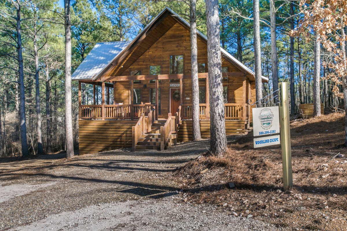 VCBrokenBow's tweet photo. The “Woodland Escape” is a luxury, 1 bedroom brand new cabin in Broken Bow, OK. This cabin has an open concept living room, large bedroom with a king size bed. Rain-Forest Open Shower, Hot Tub, 2 Fireplaces, #VCBrokenBow #BrokenBow #VacationCabins Book Now https://t.co/ZndXz4gss1 https://t.co/fHQqXbVef5