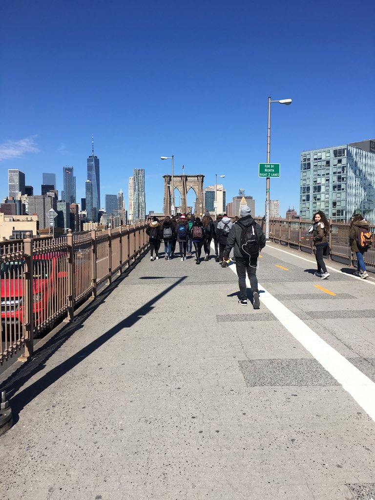 chicosdellab's tweet photo. Cruzar, paseando, disfrutando y fotografiando el puente de Brooklin ...  #postalesdsdNY https://t.co/INu57hu2BT