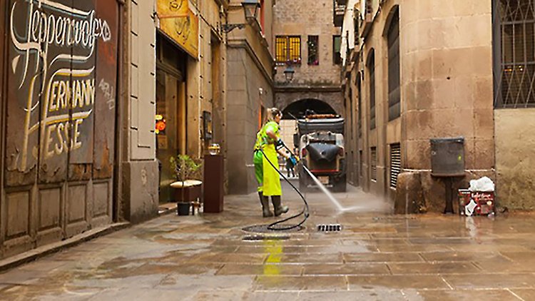 CleanCalculator's tweet image. In Start Your Own Cleaning Service, the staff at Entrepreneur Press and writer Jacquelyn Lynn explain how you can launch a profitable cleaning service, whether you want to offer maid services, janitorial services, carpet and upholstery cleaning, and more. entrepreneur.com/slideshow/2998…