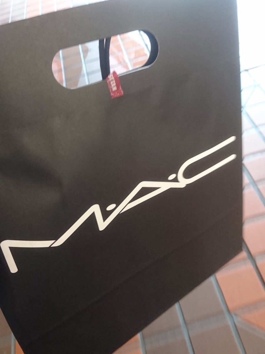 2yaaama4's tweet photo. SKY-HIのサインを見に行って、MACでNissyコラボ買ってきた❤
幸せすぎる😂 https://t.co/mmKTvhMRjY