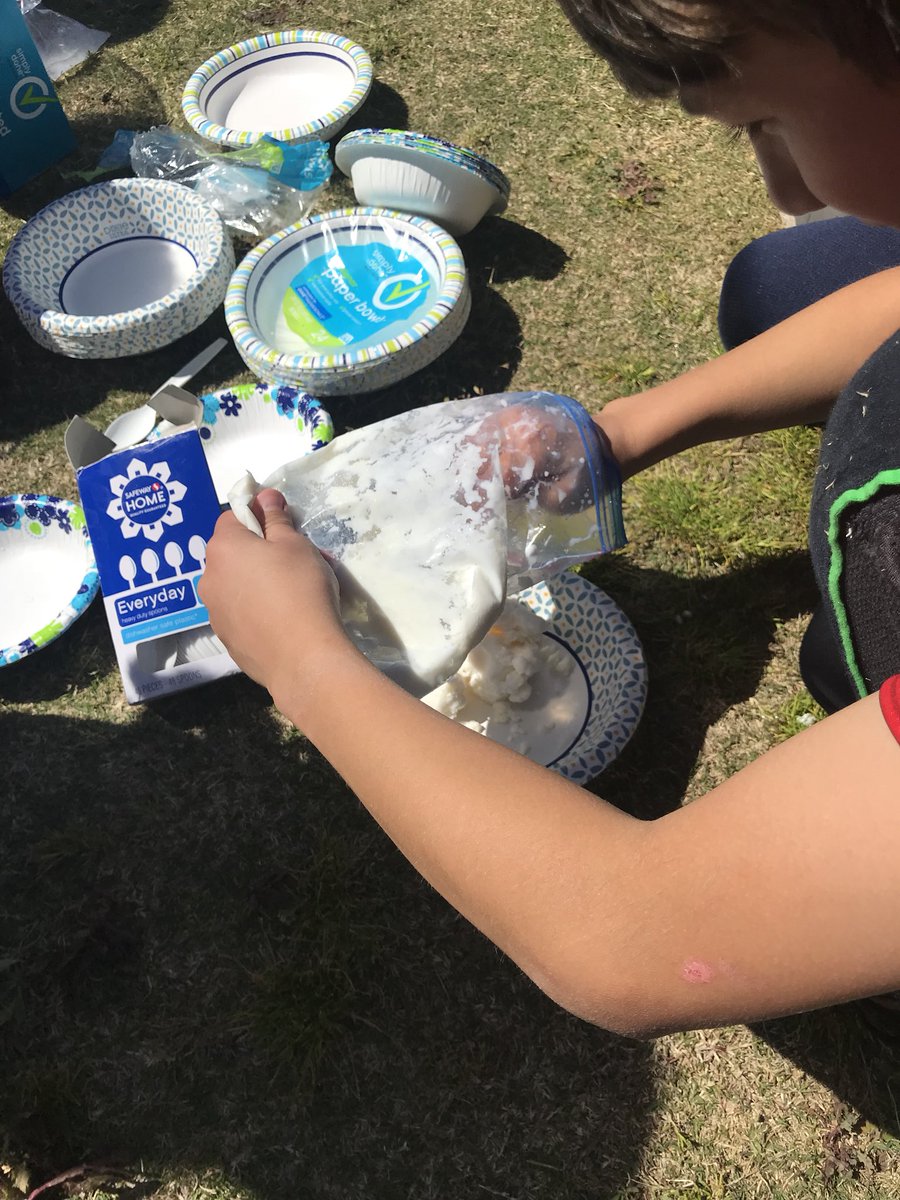 aandersen26's tweet image. Matter changes states! Ss turned a liquid into a solid in #foodiescience today! #4thand5thgraders @Design39Campus @FourFiveD39C @mindyahrens1 @MisterCMaine @svlamb1