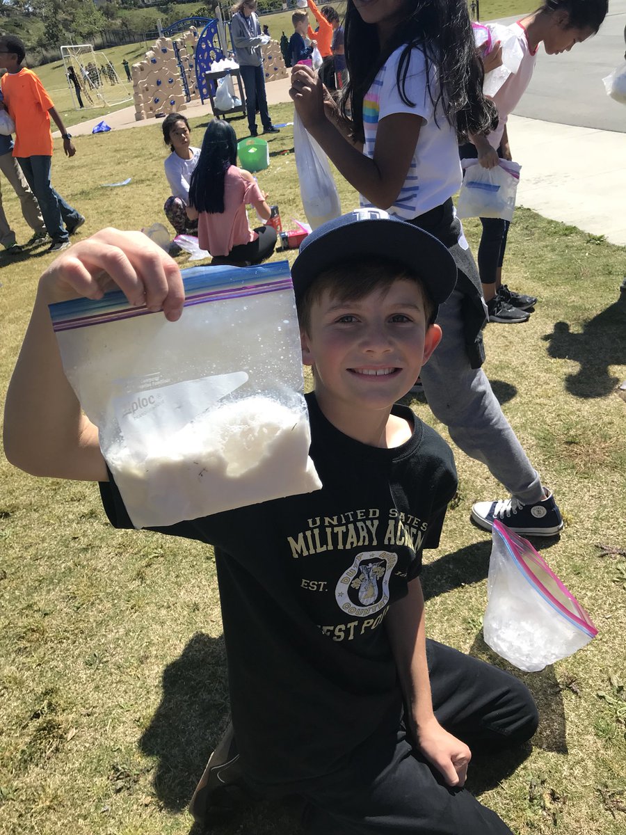 aandersen26's tweet image. Matter changes states! Ss turned a liquid into a solid in #foodiescience today! #4thand5thgraders @Design39Campus @FourFiveD39C @mindyahrens1 @MisterCMaine @svlamb1