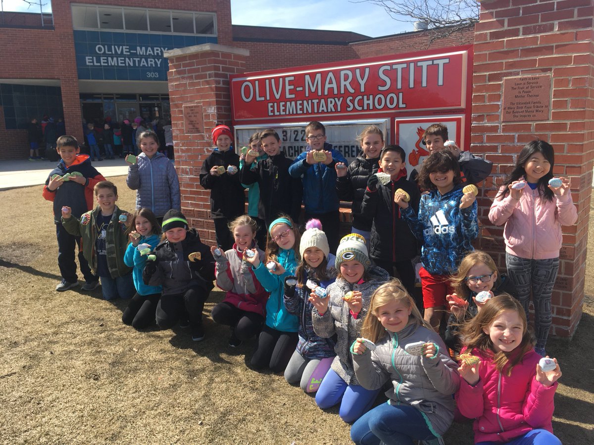 beckyfitzSD25's tweet photo. Keep your eyes out Arlington Heights residents! @AHSD25Olive Student Council members spreading kind messages in our community one rock at a time. #kindnessrocksproject #owlsforothers #d25itspersonal https://t.co/eB42EJqIo4