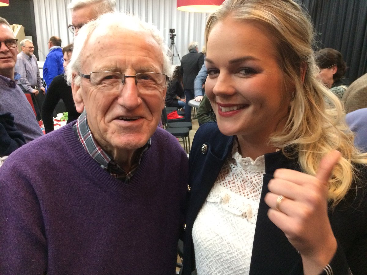Vanavond was het slotdebat in Glinstra State. Onze VVD-deelnemer Dineke Wagenaar werd verrast door onverwacht publiek: haar oude wiskunde leraar (tevens politicus)! Leuke verrassing!