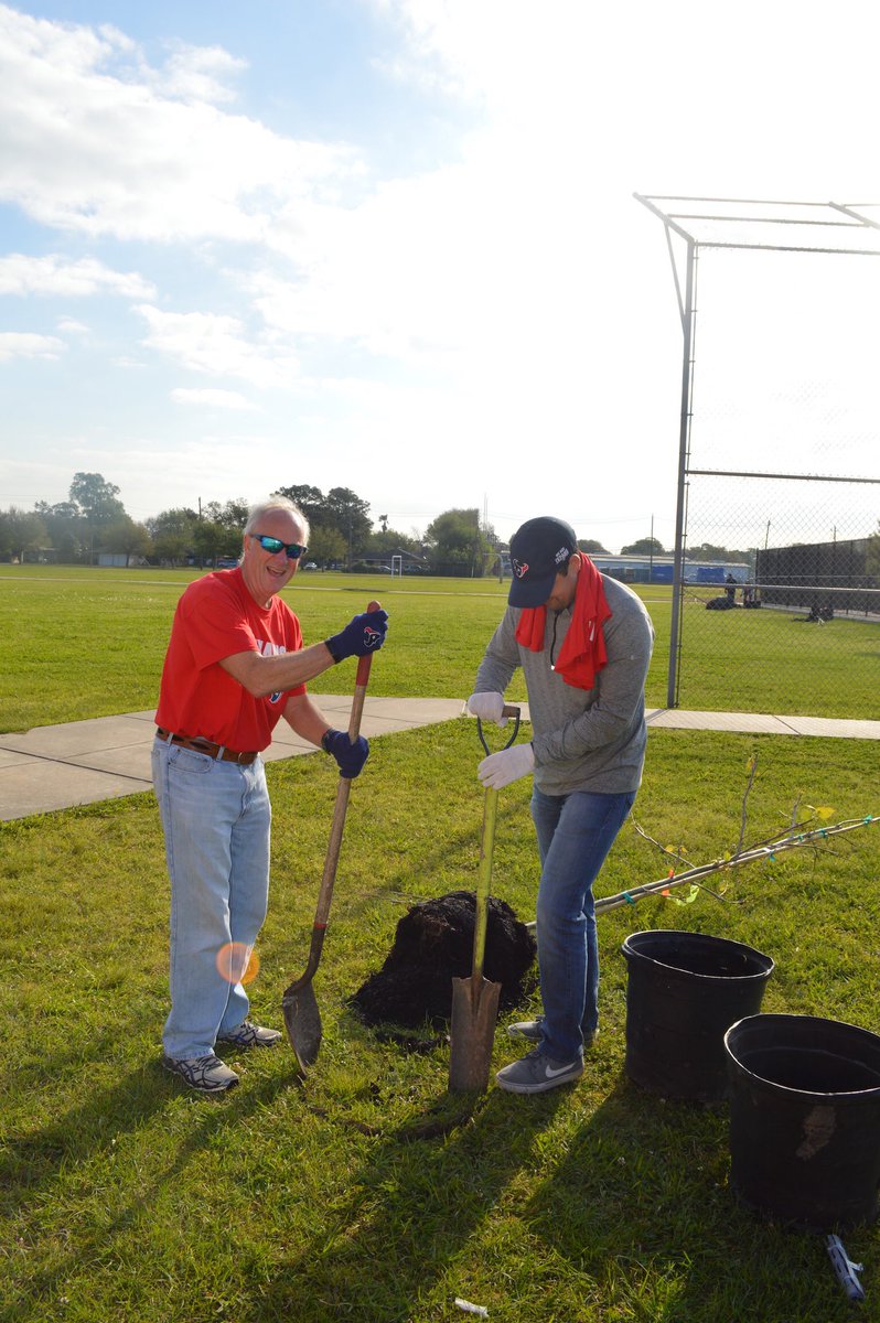 texanscare's tweet image. #Texans staff helped make Houston greener by planting trees at Ortiz Middle School. 💚🌳 #TexansCare #TreesForHouston