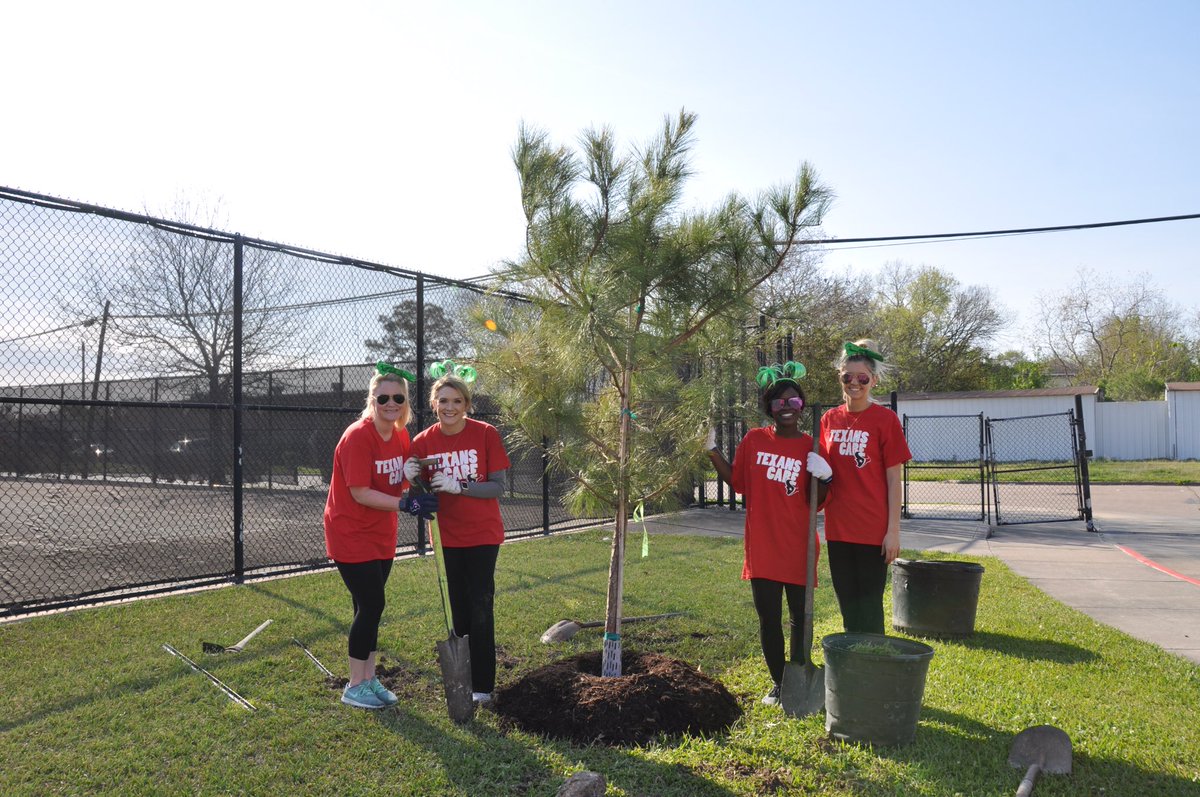 texanscare's tweet image. #Texans staff helped make Houston greener by planting trees at Ortiz Middle School. 💚🌳 #TexansCare #TreesForHouston