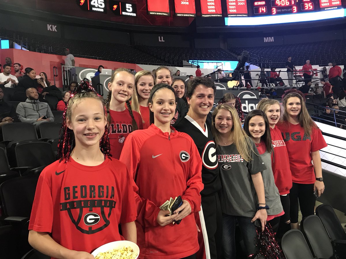 LadyTHoops's tweet photo. Middle school enjoying the UGA game and seeing famous alumni @M_Booth_33     #GODAWGS https://t.co/A2WRZ8ZFgf